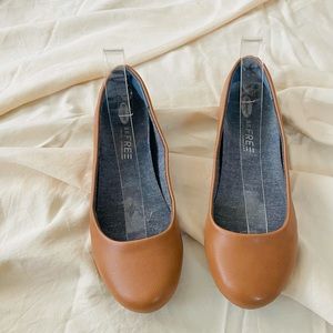 Dr. Scholl’s Cognac Flats Size 7.5 Wide EUC